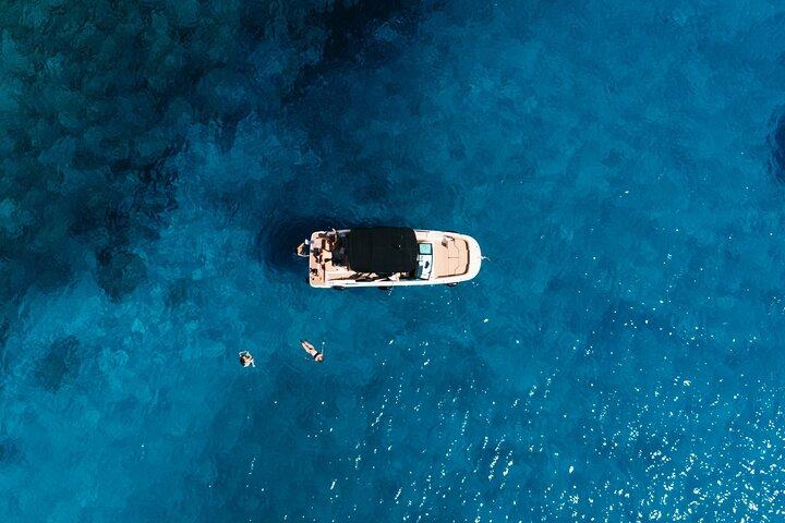 Ημι-ιδιωτική εκδρομή με σκάφος στο Μήλο – Κλεφτίκο, Σαρακίνικο & Πολιέγος